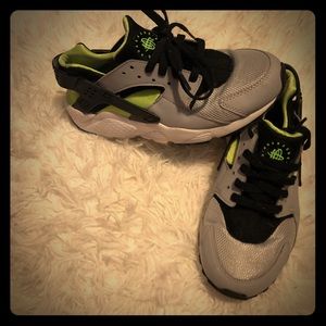 Nike Hurrache Size 6.5 Youth